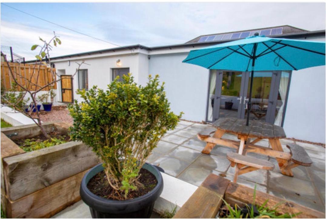 Josies Place At Waters Edge Self Catering Apartment Glenarm Eksteriør billede